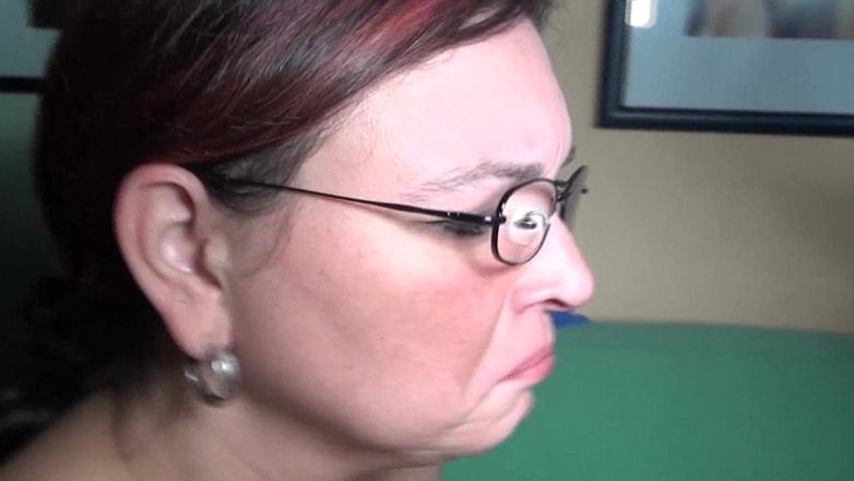 Deutscher hardcore: Tätowiertes deutsches schätzchen teilt schwanz mit geiler milf