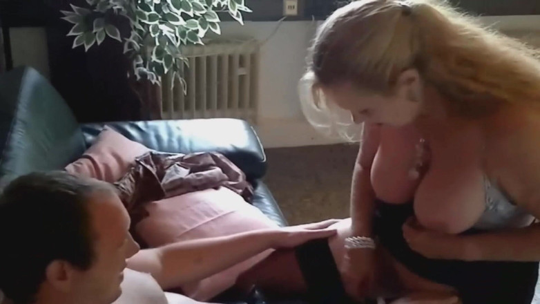 Monde Francais: 彼女はキャスティングでチンポをイラマチオする素人フランス人美女です