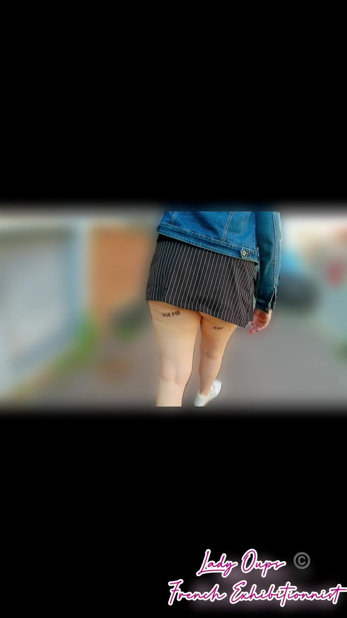 Lady Oups: Utställning i stadens centrum i en mikrokjol med en anal...