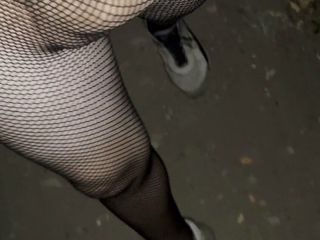 Apomit: Nachtelijk wandelen in panty dichtbij weg tienerjongen toont geen broek 12