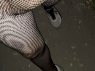 Apomit: Une adolescente se promène la nuit en collants près de...