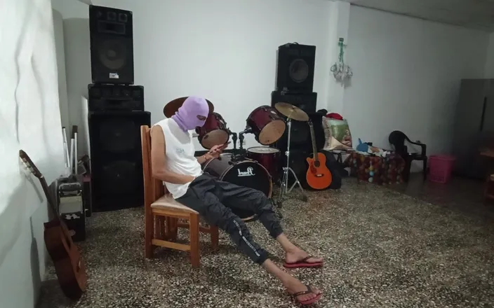 Goky: Sexi Music Teacher Poses Cachondo to Pupil