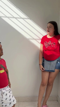Minha rica meia-irmã grávida concorda em fazer sexo comigo porque eu sou uma anã e eu acabo enchendo ela com meu leite rico