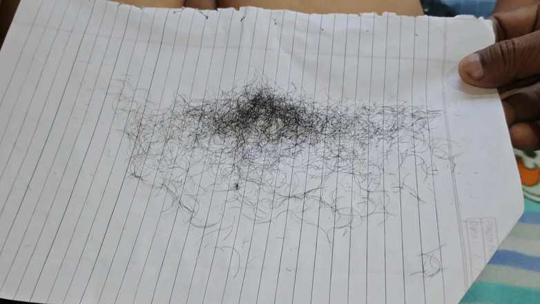 Meenu raj: 彼氏の毛を抜く