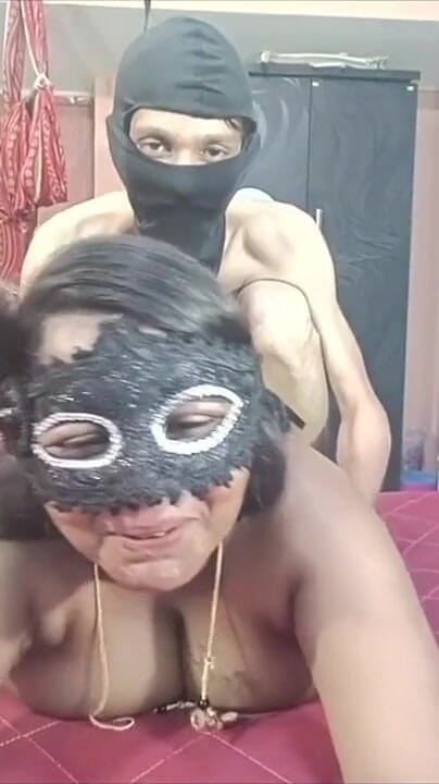BeautyAnu: Indische Bhabi met grote borsten heet en geniet van Smily-video
