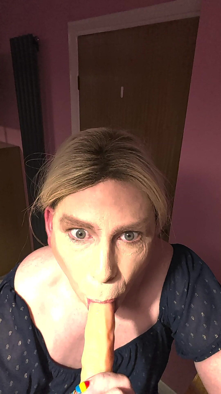 NikkiGee: Nikki chơi một dương vật giả dày