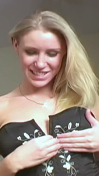 Vollbusige Blondine Bikini-striptease - Kurzes Oben-ohne-necken
