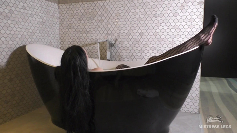 Mistress Legs: Nyonya dengan stoking jala hitam menggoda dan mengabaikan kakinya di...
