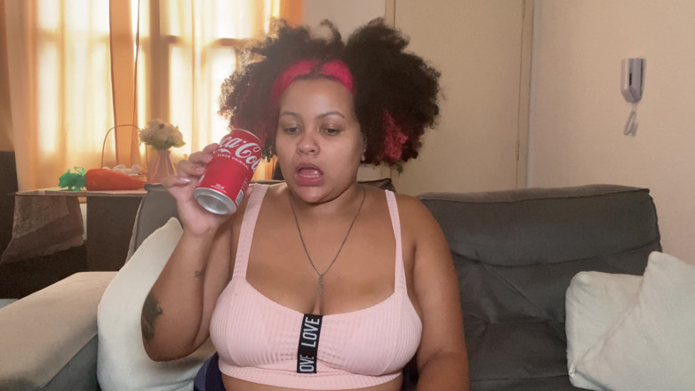 Cutiepiie Chubby: Eructo de soda y pedo de piernas cortas desnudas