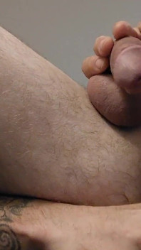 Hetero-typ dehnt arschloch und streichelt