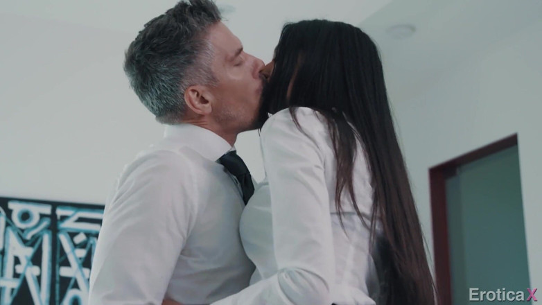 Erotica X: セクシーなラティーナエリザIbarra情熱的な事件と上司 - Eroticax