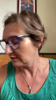 Z bliska sikanie z mojej naturalnej krzaczastej cipki i Wiping Po. Pośród gigantów i idoli - Coffeeshop Edition