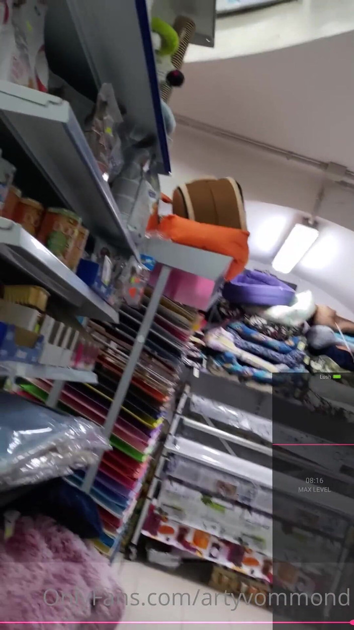 Arty_von: Roodharige Orgasme Tijdens Het Winkelen Met Een Vibrator Op Afstand