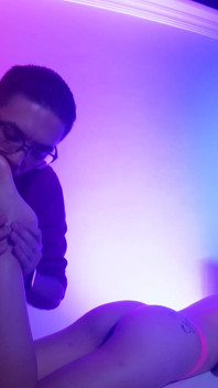 De masseuse gaat verder en heeft seks met het 18-jarige meisje