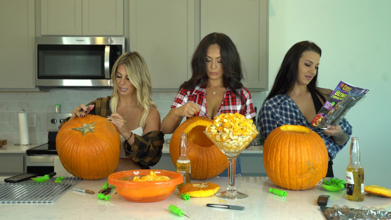 Evelin Stone: Kiki Mariah_970 Evelin Carve Pumpkins Nude Photoshoot After