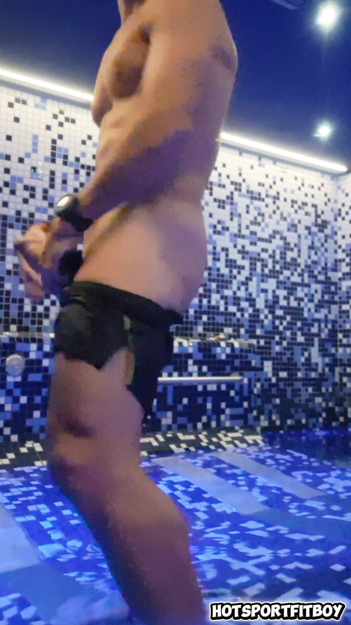 Hotsportfitboy: Ryzykowna masturbacja w luksusowej saunie spa - Wielki twardy kutas szarpnięcie...