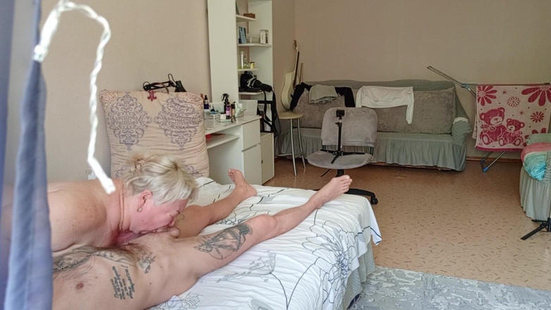 Zona901: Vecina desnuda con grandes tetas chupa y masturba mi polla...