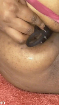 Aku lagi asik ngentot memekku pakai butt plug pakai dildo sampai dalam banget