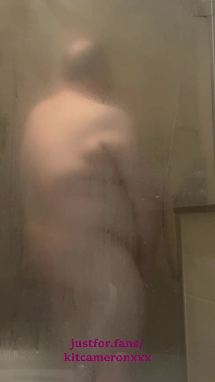 Kit cameron xxx: ฝักบัวน้ําอุ่นของ Kit