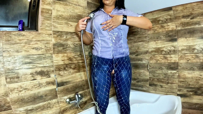 MilfyCalla: Sem virilha, jeans brilhantes joi. Dildo ride, xixi e jeans...