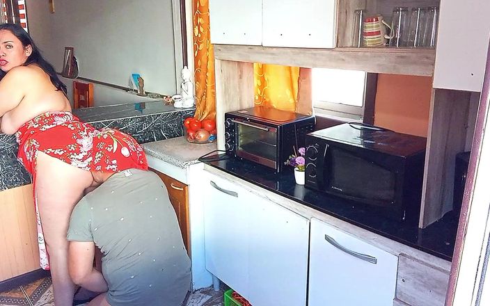 BBW Kelly Mom: Üvey anne ile mutfakta sürpriz sikiş