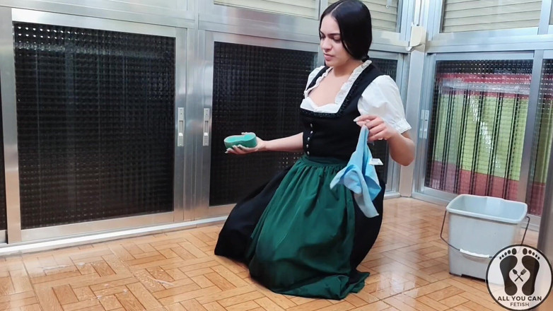 All You Can Fetish: Bayerische Fantasie – Latina im Dirndl, nasse und unordentliche hausreinigung