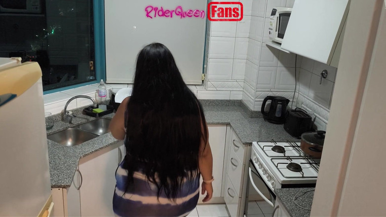 Riderqueen: Sexy stiefmutter in der Küche - video für fans