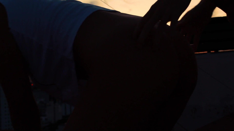 YeahHanna: Я даю моей подруге быстрый трах на крыше колледжа