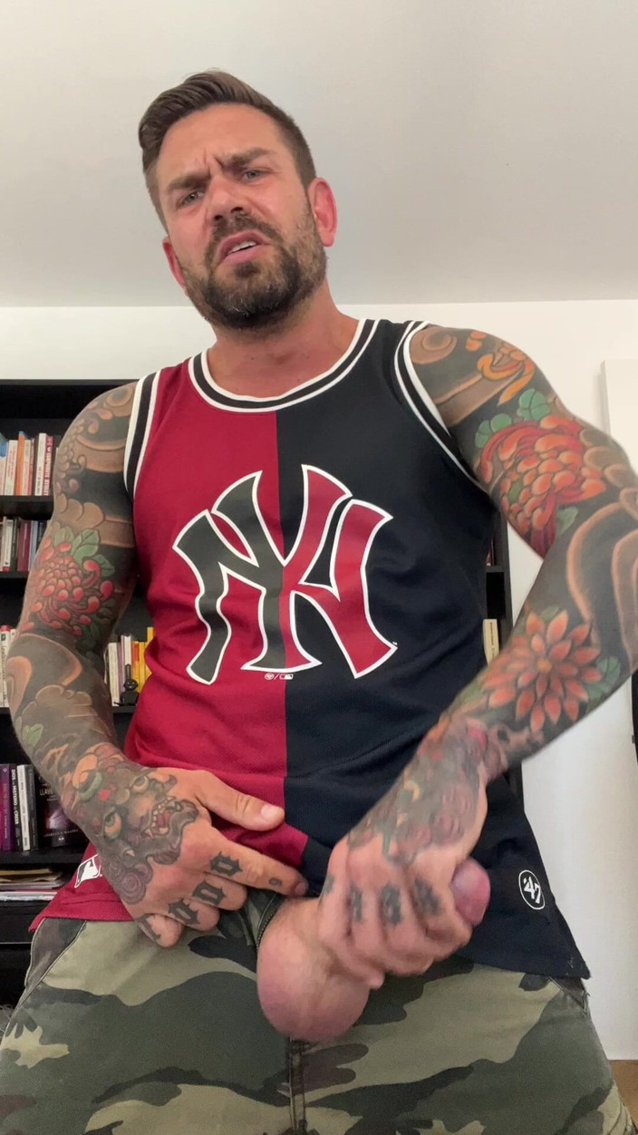 Juan Lucho Gay: Jerami chulazo tatu dengan pakaian