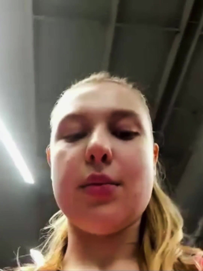 JuiceLussie: Antrenament sexy în sala de sport în Leggins