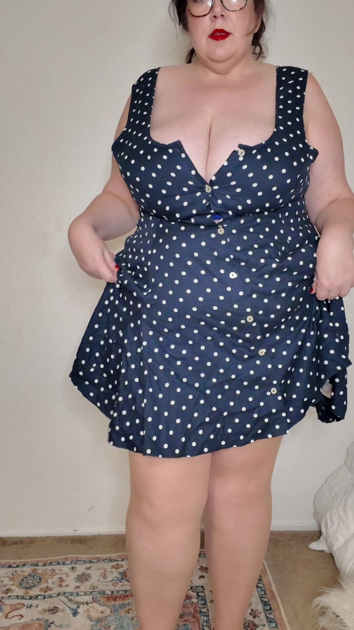 cutejayne: Hot BBW MILF in Polka Dots and Stockings