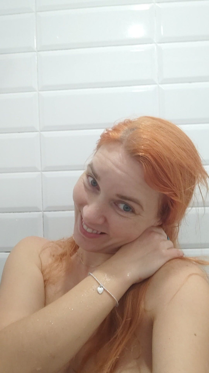 Risky Hairy Couple: 毛深い陰部を洗いながら同時におしっこをしています