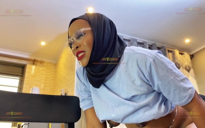 Afrocummy: Adik tiri nakal ini menggoda adik tirinya sendiri untuk ngelus...