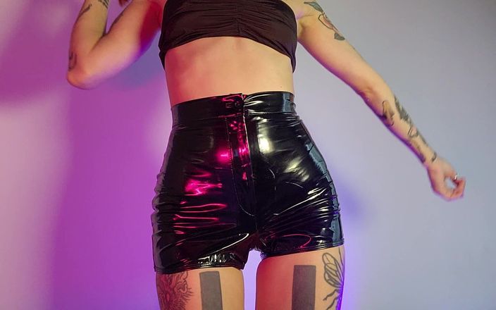 TattoedGirl666: Lateksowe szorty