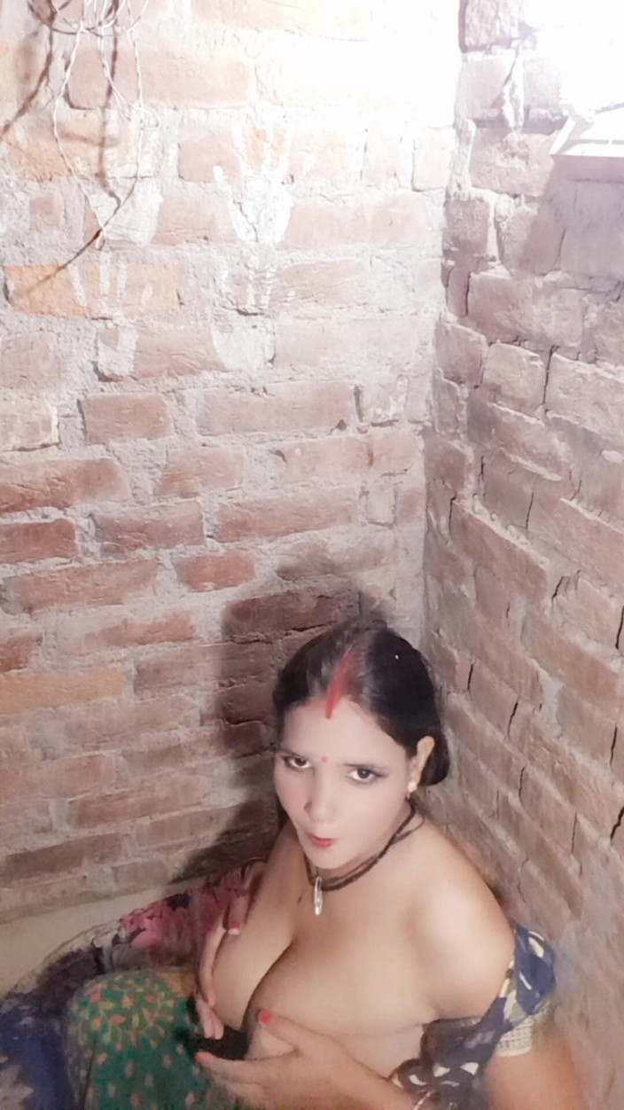 Renudbf: Adik ipar india yang hot lagi asik fingering memeknya sampai...