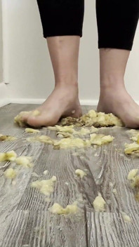 Banane mit füßen zerquetschen