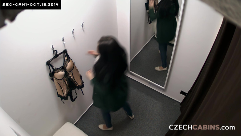 Czech Cabins: Чеські каюти 145: супер гаряча мамка оголюється на камеру – сексуальне стриптиз-шоу