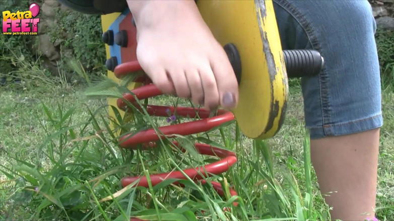 Foot Fetish HD: Petra gioca in un parco