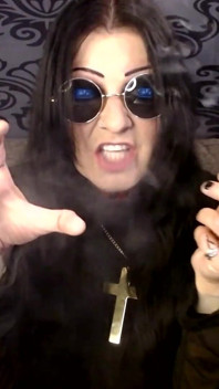 Halloween ozzy cosplay lagi asik merokok