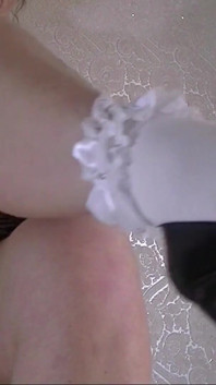 Aku lagi asik kakiku dengan lingerie seksi dengan sepatu hak tinggi warna merah!