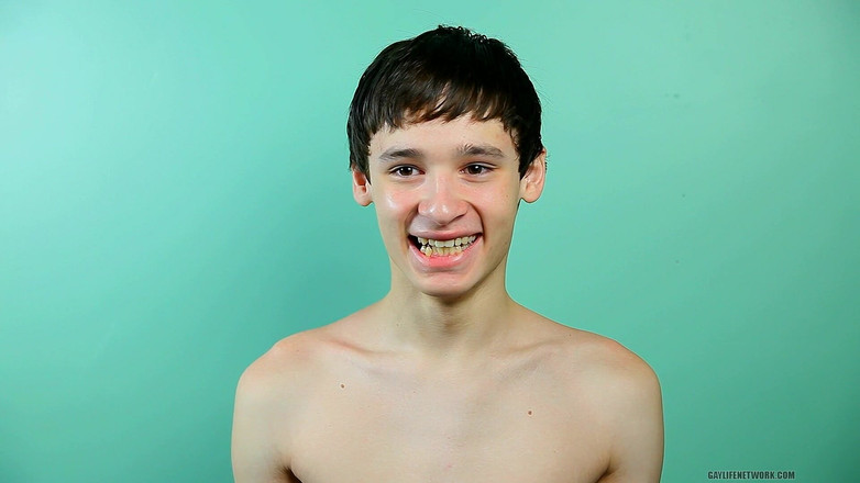 Beddable Boys: Симпатичный твинк Дамиен Телру дает интервью