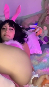 보지와 엉덩이에 당근을 집어넣는 음란한 버니 Bellealiz