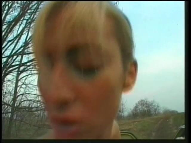 Anal seduction: सुंदर सुनहरे बालों वाली कमसिन की कार के हुड पर उसकी परफेक्ट छोटी गांड में चुदाई होती है