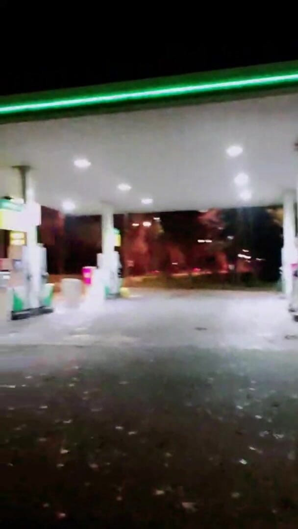 Slutboyben: Slutboyben cam4 brainfukked utomhus gris II gasstation cumshot