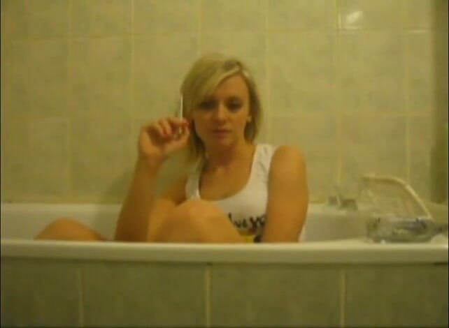 Femdom Austria: Si jalang blonde dalam tab mandi merokok merokok