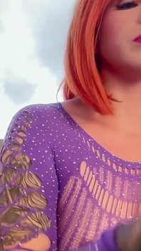 Anitta vill att alla ska se henne på terrassen medan hon lurar honom