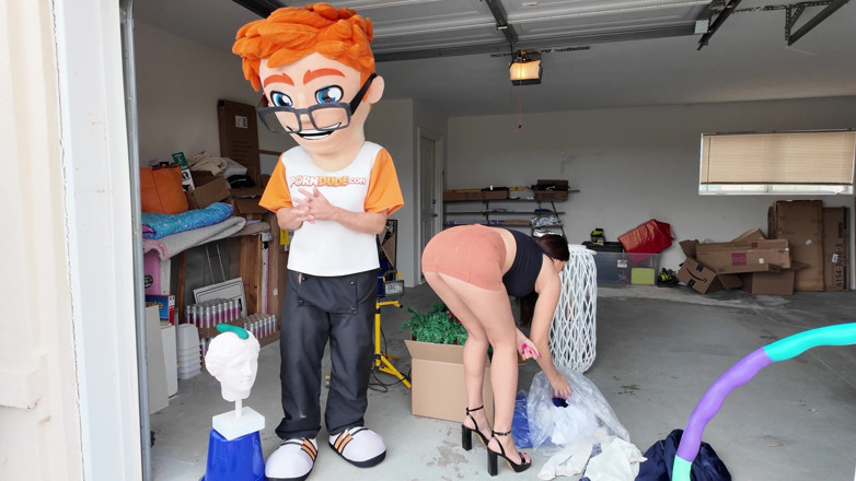 PornDudeCasting: Lola Pearl Gets an Incredible Offer From Porn Dude