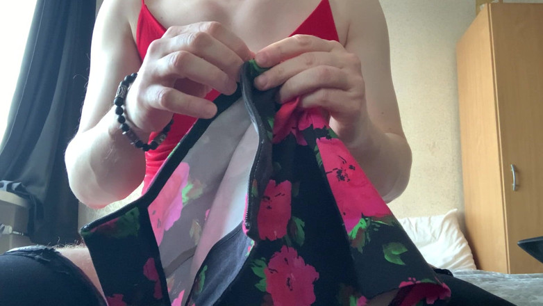 Valentine Tiger: Wysokie obcasy, spódnica. Akcja solo autorstwa Cross Dresser