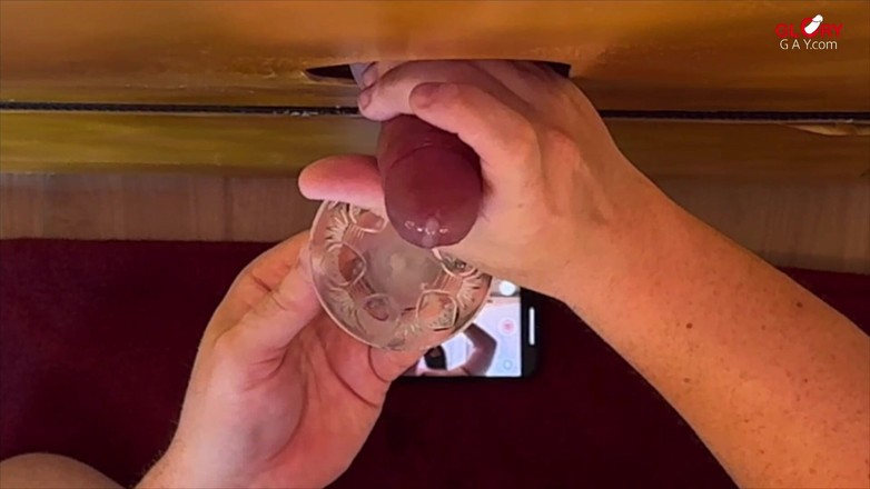 GLORYHOLEGAYS: 爸爸在荣耀洞打屁股：他粗壮的活塞充满了玻璃——然后我带着欲望喷射