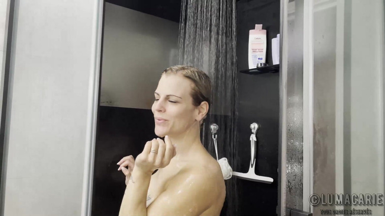 Lumacarie: Masturbatie Onder De Douche
